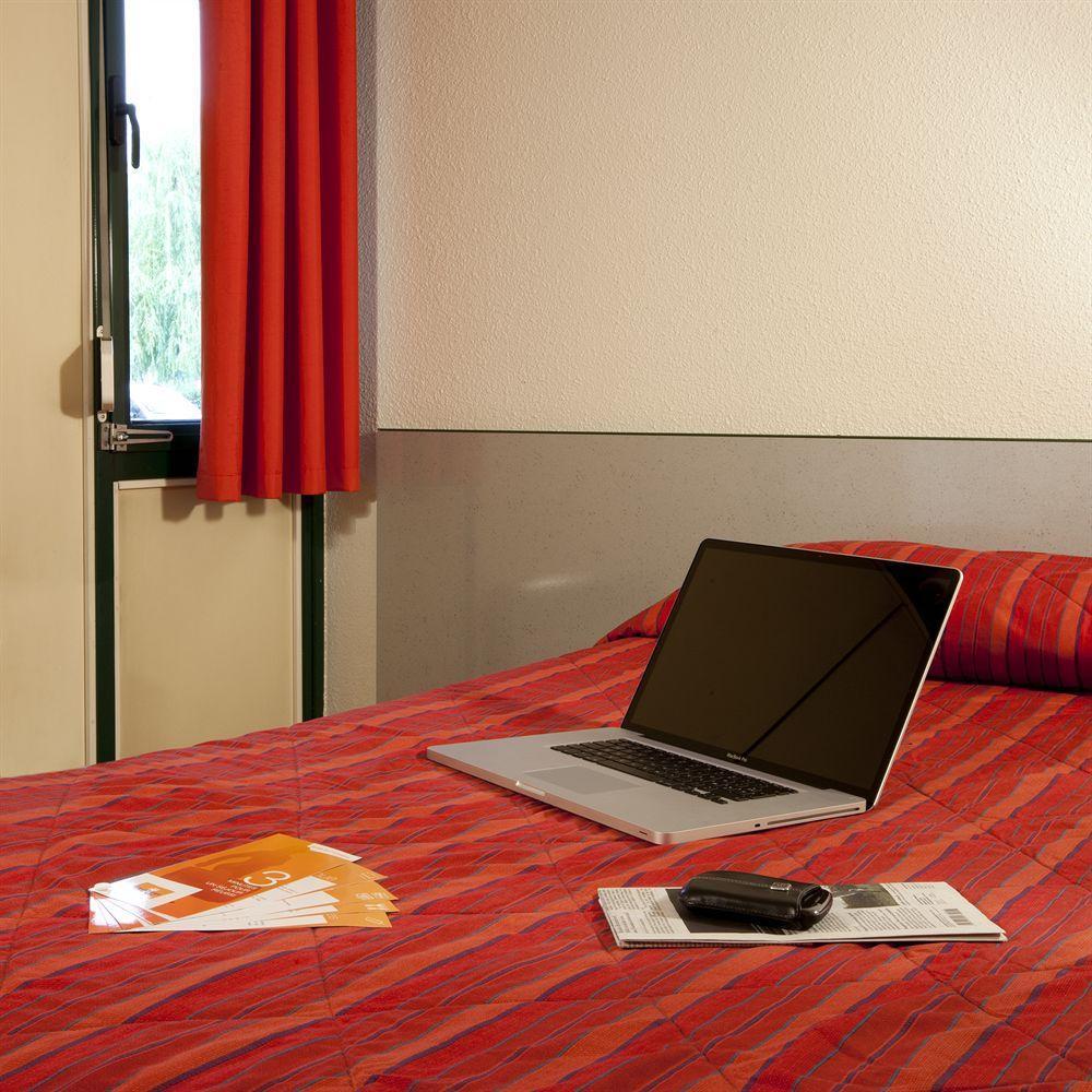 Premiere Classe Evreux Exterior photo A typical room at a Campanile hotel