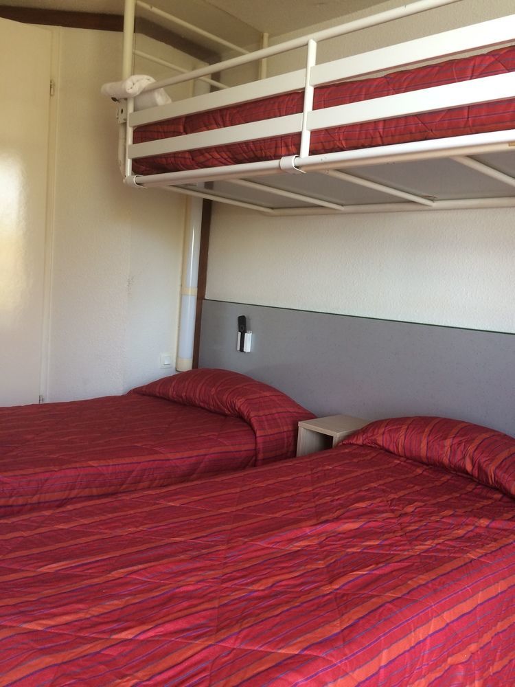 Premiere Classe Evreux Exterior photo Bunk beds in a hotel room