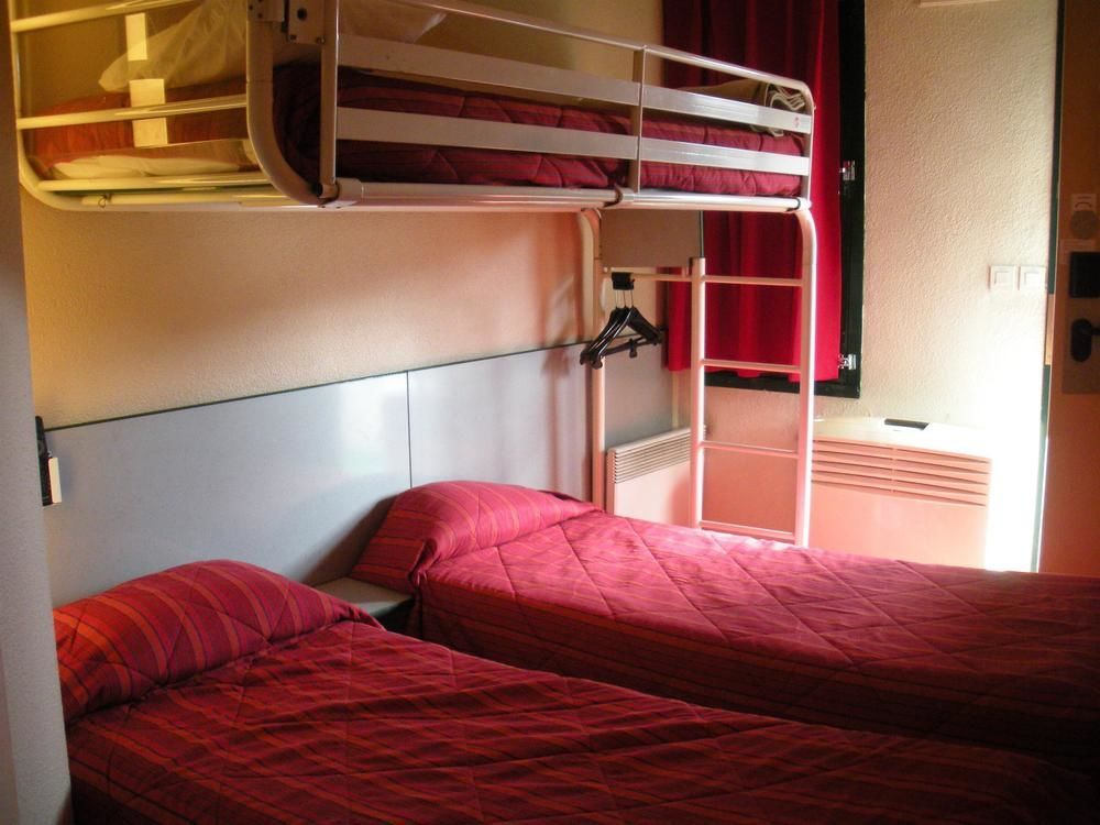 Premiere Classe Evreux Exterior photo A typical room at a French Ibis budget hotel