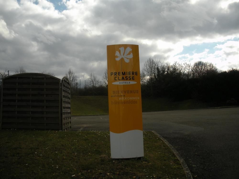 Premiere Classe Evreux Exterior photo Entrance to the school